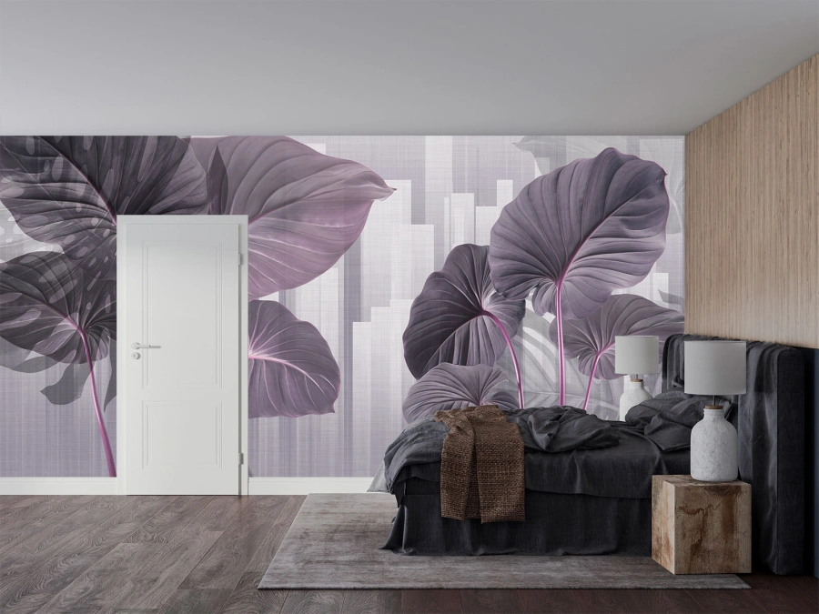 Fototapet frunze tropicale mov pe fundal urban. Eleganță misterioasă și rafinament modern